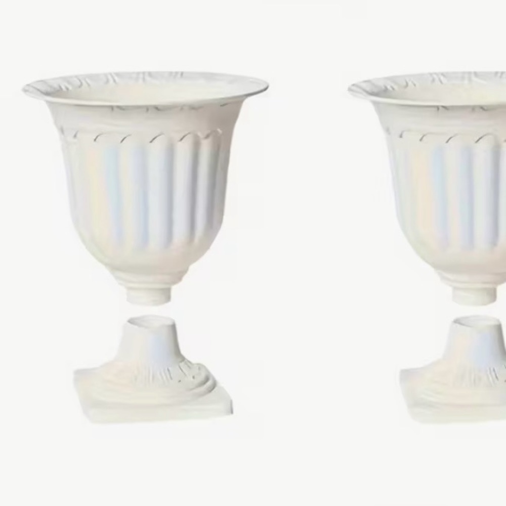 Elegant White Plastic Garden/Porch Decorative Flower Pots (set of 2)